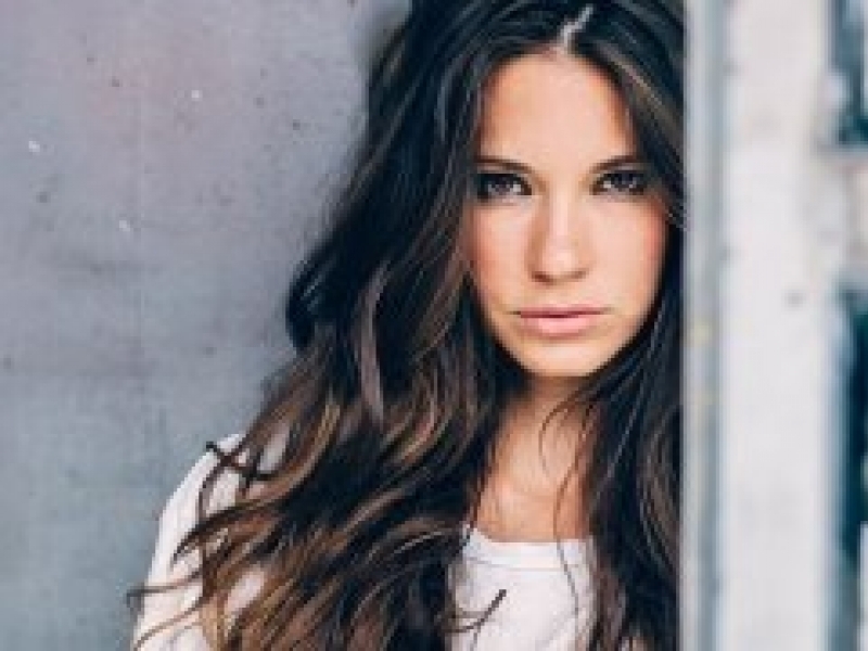 Sara Renar Sara Renar